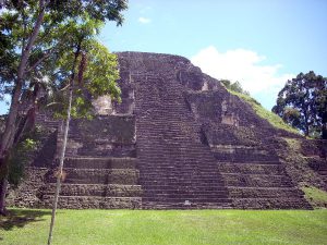 1200px-Mundo_Perdido_pyramid_5C-54,_Tikal